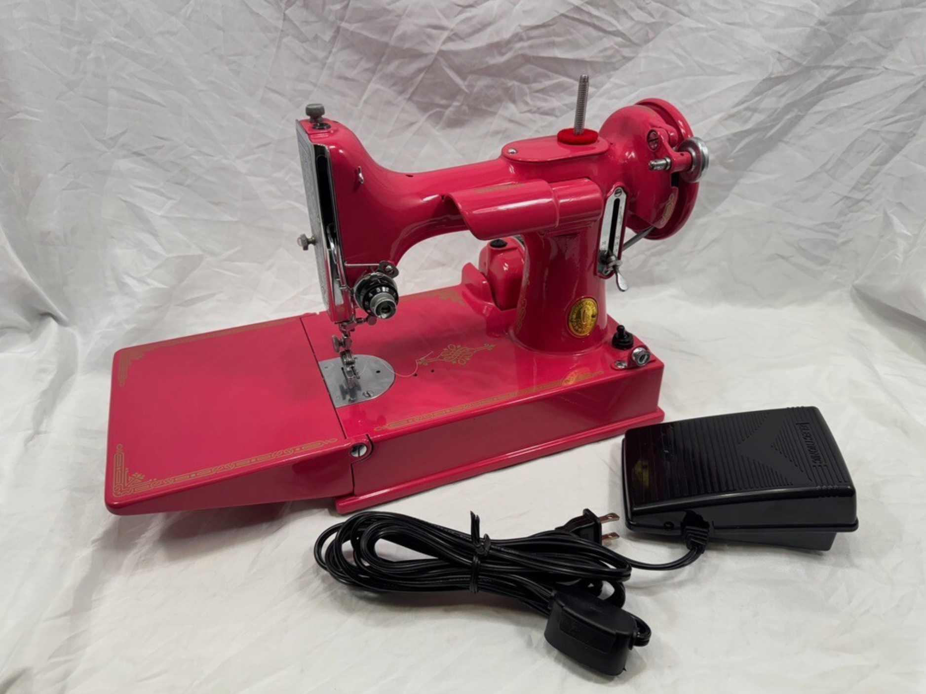 Featherweight 221 Sewing Machine – Hot Pink With Gold Decals