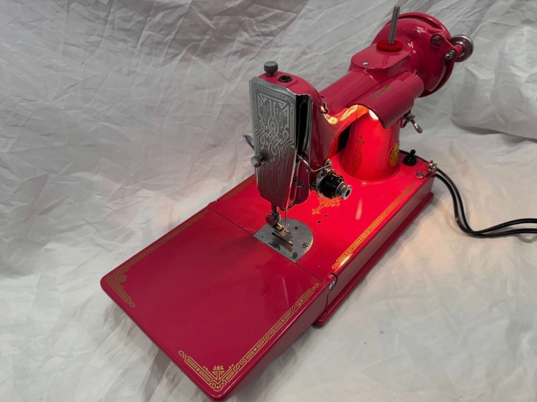 Featherweight 221 Sewing Machine – Hot Pink With Gold Decals